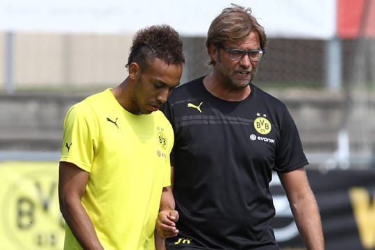 BVB-Trainer Jürgen Klopp (re.) im Gespräch mit Neuzugang Pierre-Emerick Aubameyang.