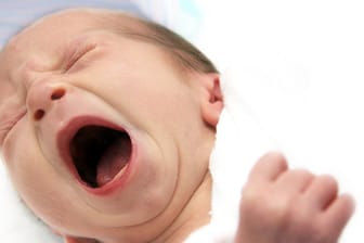 Schlafprobleme bei Babys können mehrere Ursachen haben
