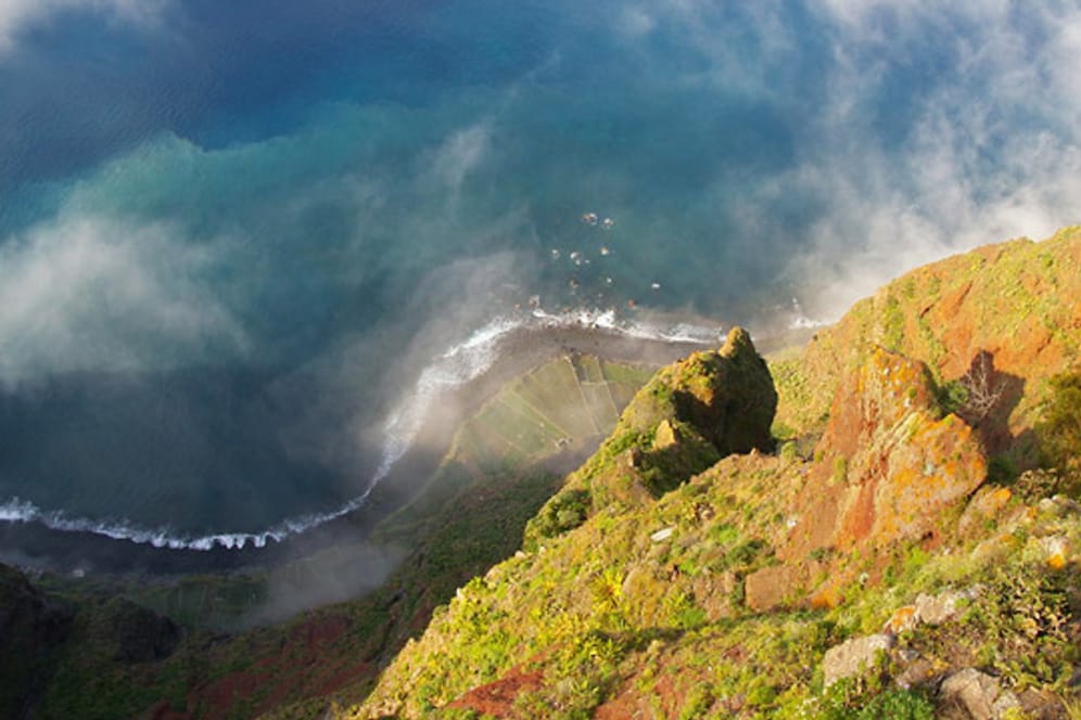 Cabo Girão auf Madeira: Schwindelfreie können über einen Skywalk spazieren, nur durch eine dicke Glasscheibe vom Abgrund getrennt.