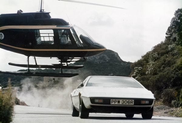 Auf den verwinkelten Bergstraßen auf Sardinien, wo die wilde Verfolgungsjagd mit dem Lotus im Bond-Streifen entstand, schlug sich der Esprit hervorragend: Sein niedriger Schwerpunkt und die direkte Lenkung machten den Flachmann zu einem Kurvenkünstler ersten Ranges.