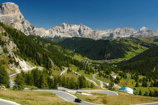 Bei der Fahrt über das Grödnerjoch bietet sich ein einmaliges Panorama.