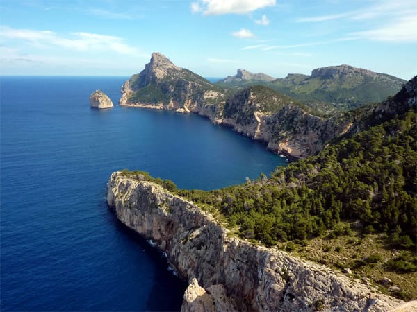 Ein Ausflug zum Kap Formentor zeigt das wilde Mallorca. Pflichthalt auf dem Weg dorthin: Mirador es Colomer. Von dort bietet sich eine toller Blick auf die zerklüftete Felslandschaft der Halbinsel Formentor.