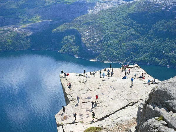 Wer Norwegen auf eigene Faust erkundet, sollte unbedingt einen Zwischenstopp am Preikestolen machen. Vom 25 mal 25 Meter großen Felsplateau geht es über 600 Meter steil in die Tiefe.