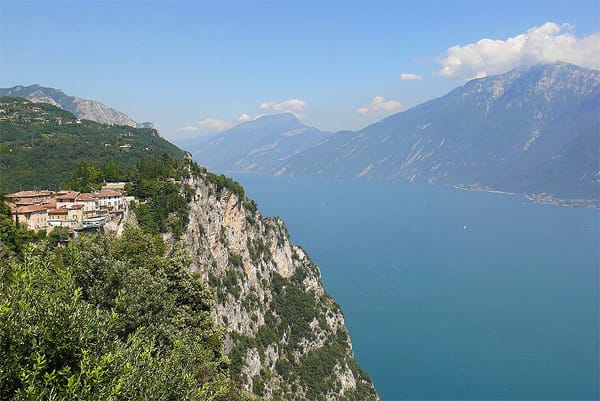 Von der "Terrazza del brivido" aus genießt man einen herrlichen Blick über den Gardasee - vorausgesetzt man überwindet seine Höhenangst und wagt sich an den Rand der freihängenden Terrasse.