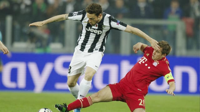 Claudio Marchisio von Juventus Turin im Duell mit FCB-Kapitän Philipp Lahm. Claudio Marchisio von Juventus Turin im Duell mit FCB-Kapitän Philipp Lahm.