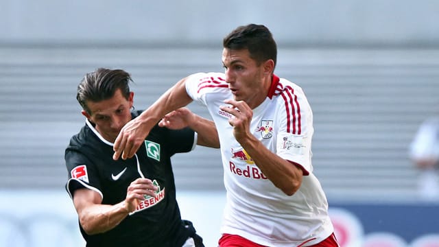 Der Bremer Aleksandar Stevanovic (li.) im Laufduell mit dem Leipziger Andre Luge. Der Bremer Aleksandar Stevanovic (li.) im Laufduell mit dem Leipziger Andre Luge.