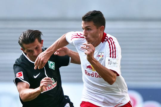 Der Bremer Aleksandar Stevanovic (li.) im Laufduell mit dem Leipziger Andre Luge.