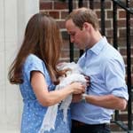 Sie fühle sich "sehr bewegt", sagte Kate. Sie trug ein blau gepunktetes Kleid und gab das in eine Decke gewickelte Baby an Prinz William weiter.