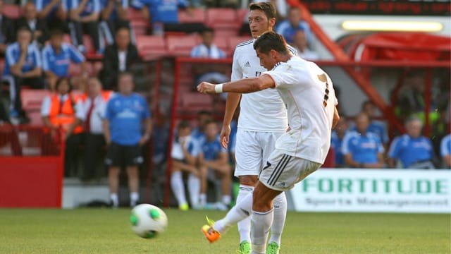 Mesut Özil (li.) schaut sich den Freistoß von Cristiano Ronaldo genau an. Mesut Özil (li.) schaut sich den Freistoß von Cristiano Ronaldo genau an.