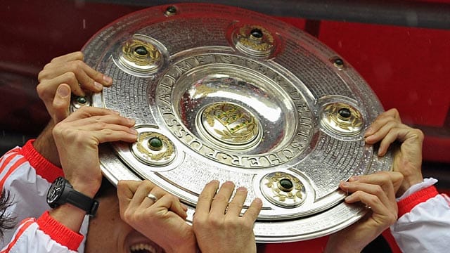 Die Spieler des FC Bayern München präsentieren die Meisterschale. Wer reckt die Trophäe 2014 in die Höhe? Die Spieler des FC Bayern München präsentieren die Meisterschale. Wer reckt die Trophäe 2014 in die Höhe?