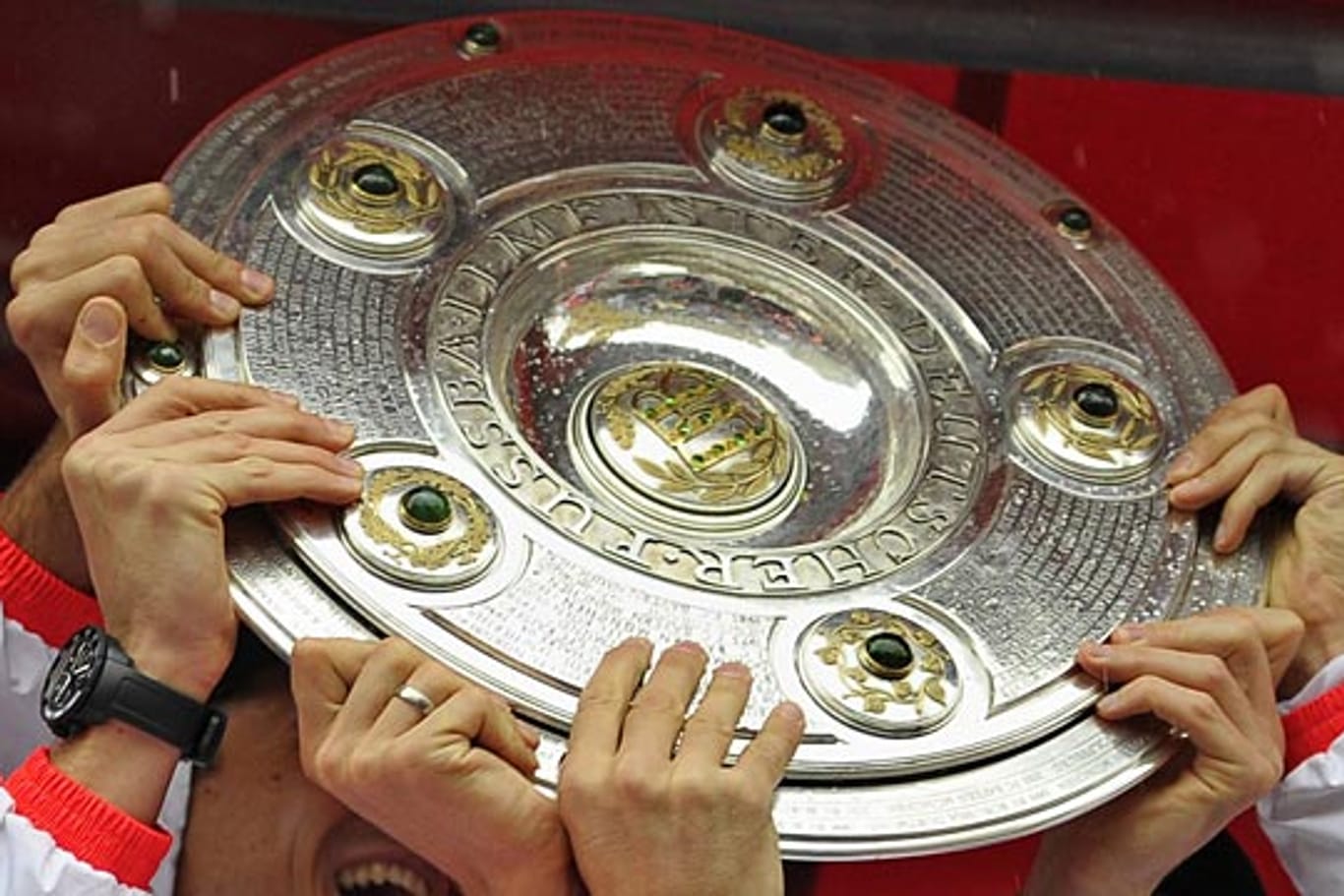 Die Spieler des FC Bayern München präsentieren die Meisterschale. Wer reckt die Trophäe 2014 in die Höhe?