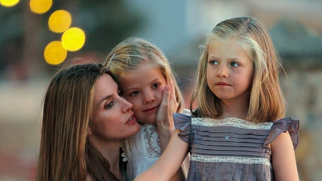 Spaniens Prinzessin Leonor (re.) mit kleinerer Schwester und Mutter Letizia. Spaniens Prinzessin Leonor (re.) mit kleinerer Schwester und Mutter Letizia.