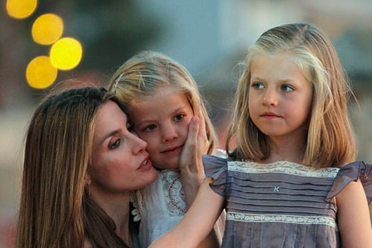 Spaniens Prinzessin Leonor (re.) mit kleinerer Schwester und Mutter Letizia.