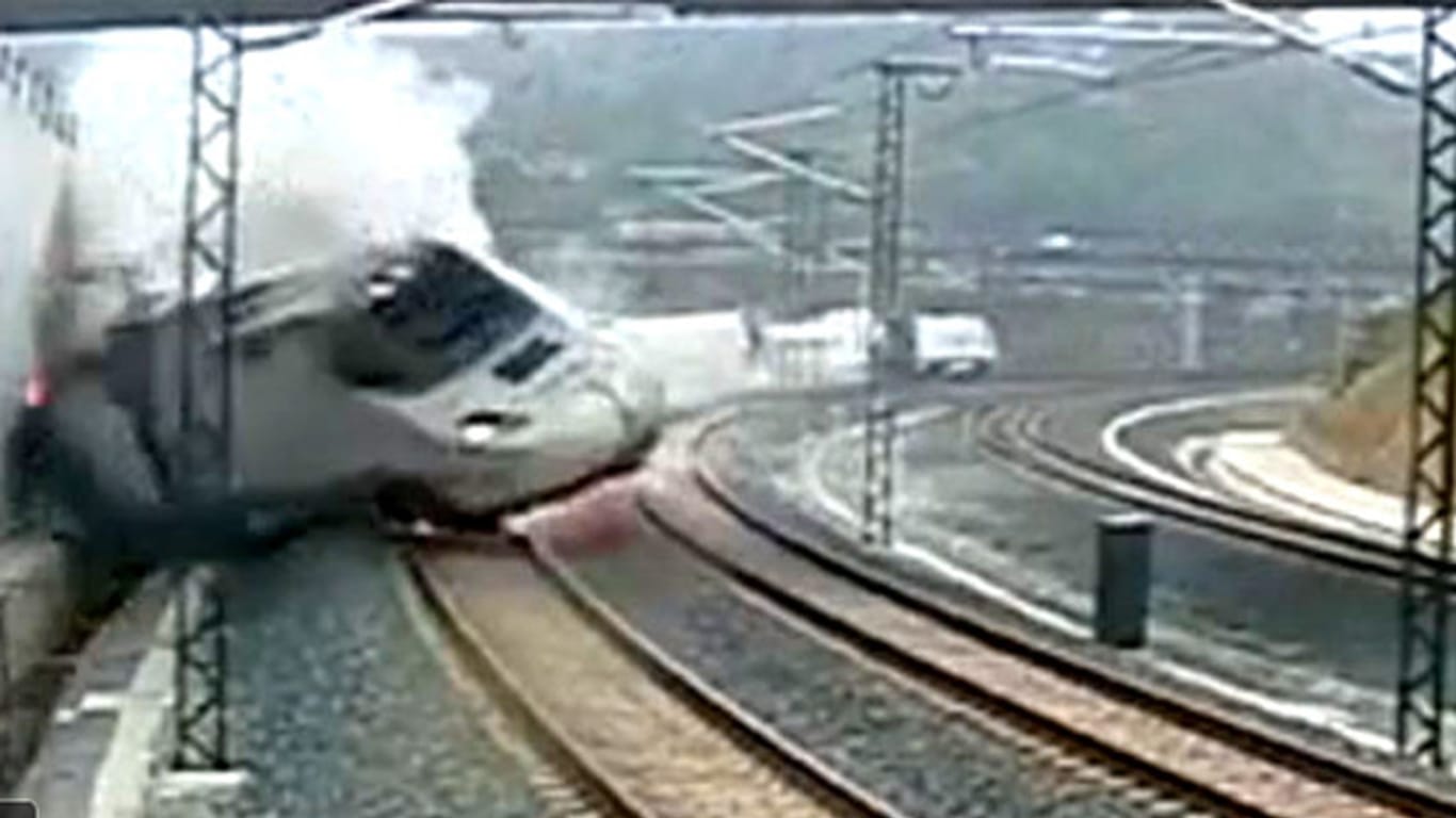 Eine Überwachungskamera zeigt, wie der Zug im vollen Tempo gegen eine Betonmauer kracht