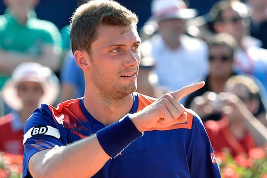 Daniel Brands freut sich nach seinem Sieg über den großen Roger Federer.