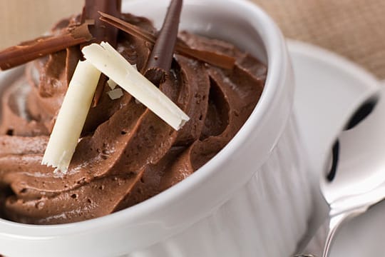 Mousse au Chocolat darf auf keiner Dessertkarte fehlen.