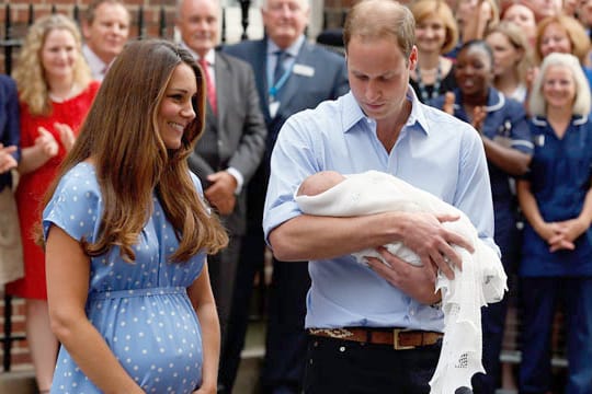 Kate steht zu ihrem Bäuchlein nach der Geburt.