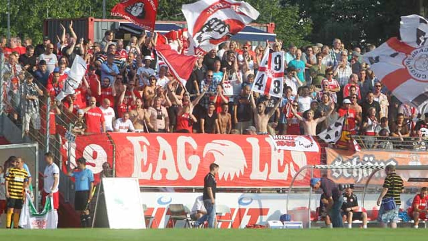 Fortuna-Fans unterstützen ihr Team beim Saisonauftakt gegen Alemannia Aachen.