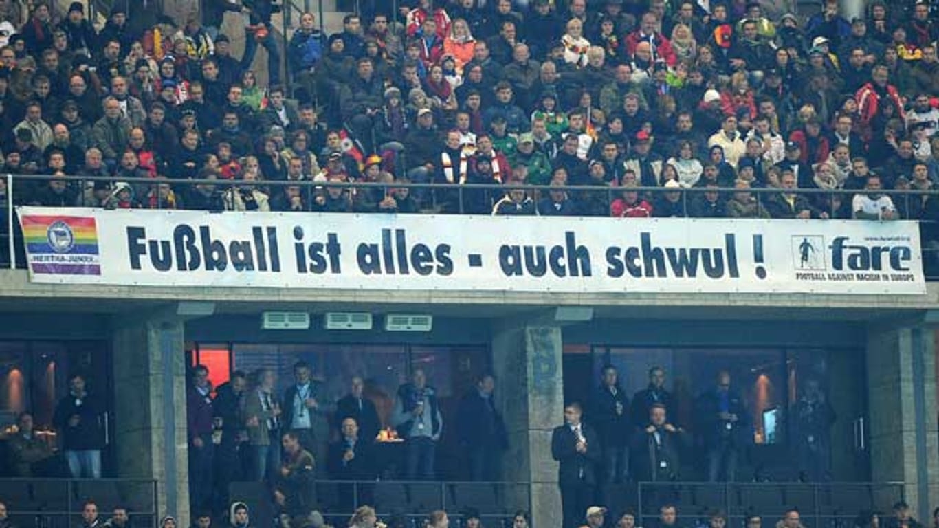 Im Berliner Olympiastadion beziehen die Hertha-Junxx offen Stellung zu ihrer Homosexualität.