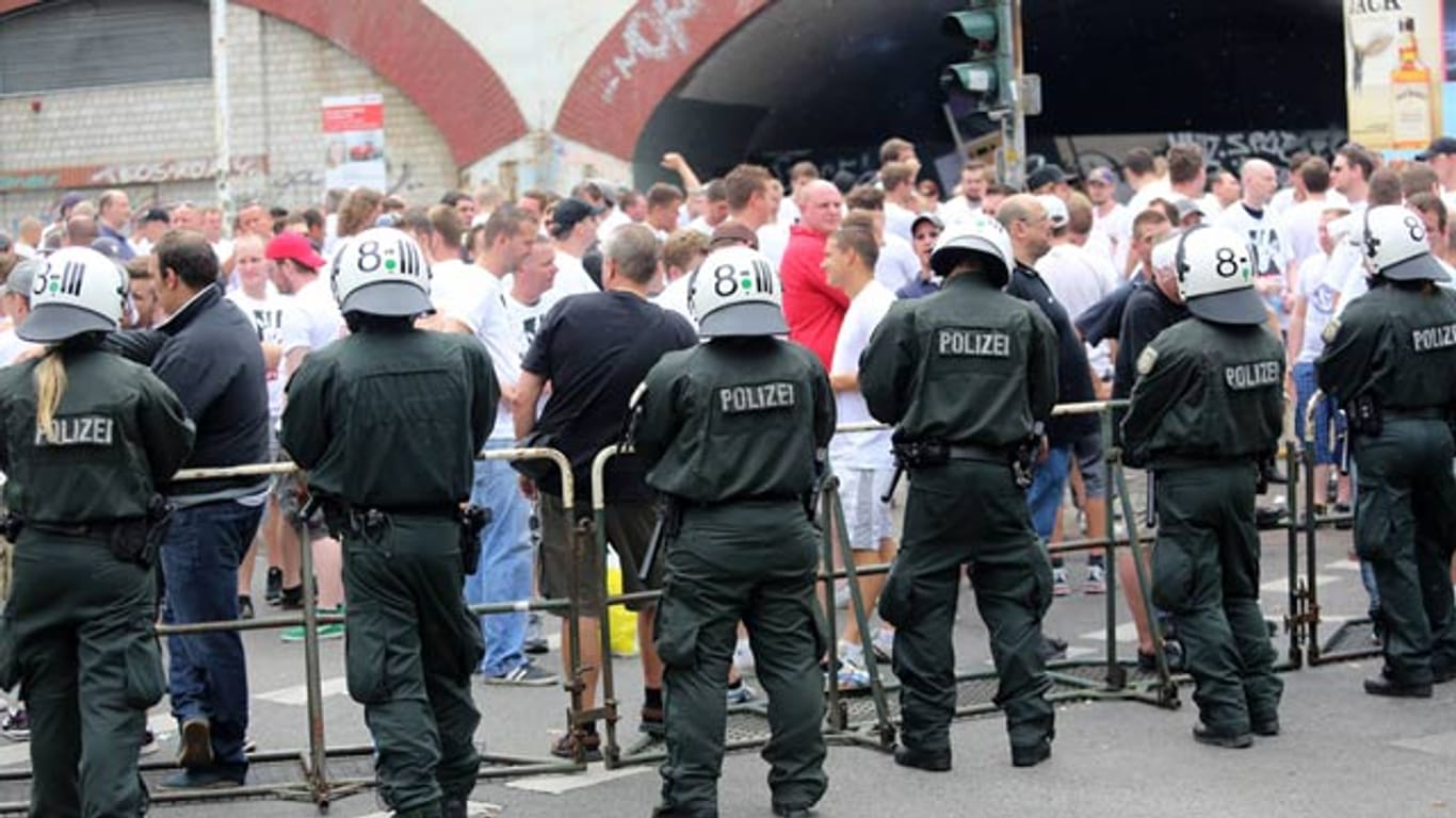 Mit einem großen Polizeiaufgebot sollen Ausschreitungen zwischen Anhängern des 1. FC Köln und Fortuna Düsseldorf rund um das Derby verhindert werden.