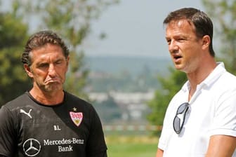 VfB-Trainer Bruno Labbadia (li.) im Gespräch mit Manager Fredi Bobic.