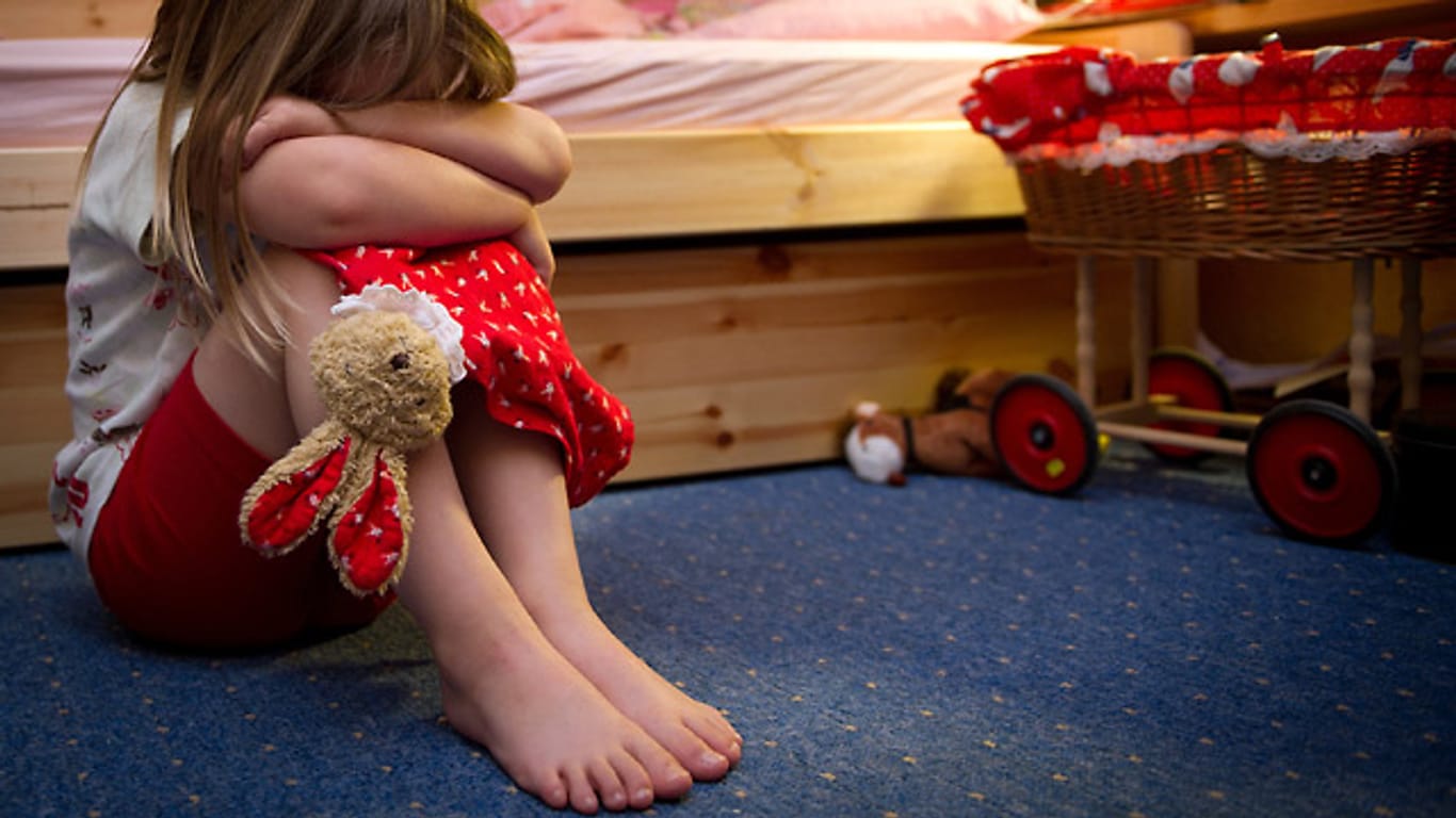 Kindesmisshandlung: 17.000 Kinder in Deutschland wurden 2012 Opfer von Vernachlässigung, Misshandlung oder sexuellem Missbrauch.