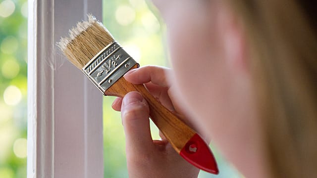 Wenn der Lack ab ist, müssen Holzfenster neu gestrichen werden.