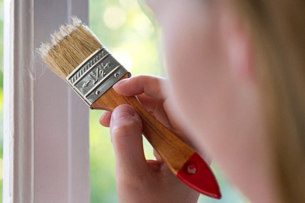 Wenn der Lack ab ist, müssen Holzfenster neu gestrichen werden.