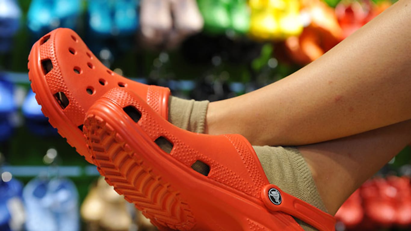 Schuhe: Plastik-Clogs können Krebs auslösen.
