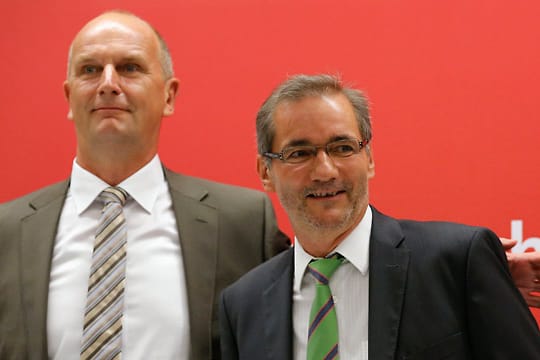 Dietmar Woidke (links) wird das Amt des brandenburgischen Ministerpräsidenten von Matthias Platzeck (beide SPD) übernehmen