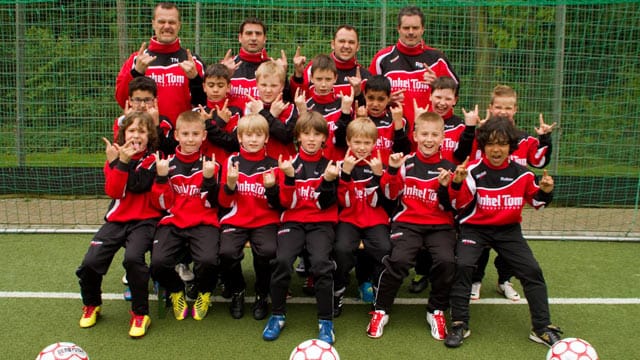 Die E-2-Jugend von Eintracht Duisburg präsentieren stolz ihre Trainingsanzüge; gesponsort von der Heavy-Metal-Band Sodom.