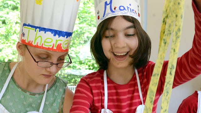 Im Kinderrestaurant in Leipzig bereiten Kinder selbstgemachte Spinat-Spaghetti für ihr Geburtstagsmenü zu. Im Kinderrestaurant in Leipzig bereiten Kinder selbstgemachte Spinat-Spaghetti für ihr Geburtstagsmenü zu.