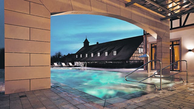 Kühle Erfrischung im edlen Pool des Schlosshotel Friedrichsruhe.