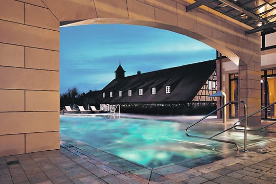 Kühle Erfrischung im edlen Pool des Schlosshotel Friedrichsruhe.