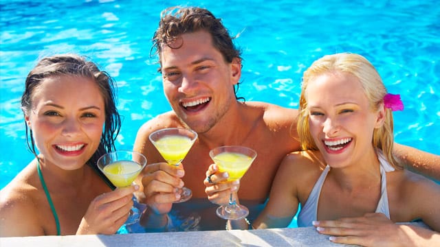 Cocktails dürfen auf einer Poolparty nicht fehlen