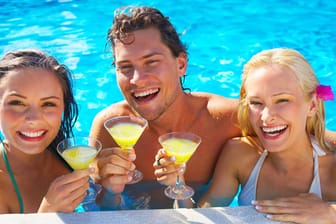 Cocktails dürfen auf einer Poolparty nicht fehlen
