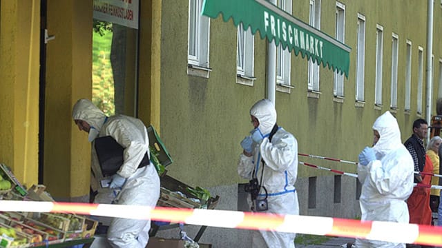 Die Spurensicherung vor dem Tatort: Hier wurde Habil Kilic im August 2001 erschossen Die Spurensicherung vor dem Tatort: Hier wurde Habil Kilic im August 2001 erschossen