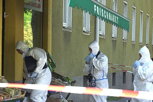 Die Spurensicherung vor dem Tatort: Hier wurde Habil Kilic im August 2001 erschossen