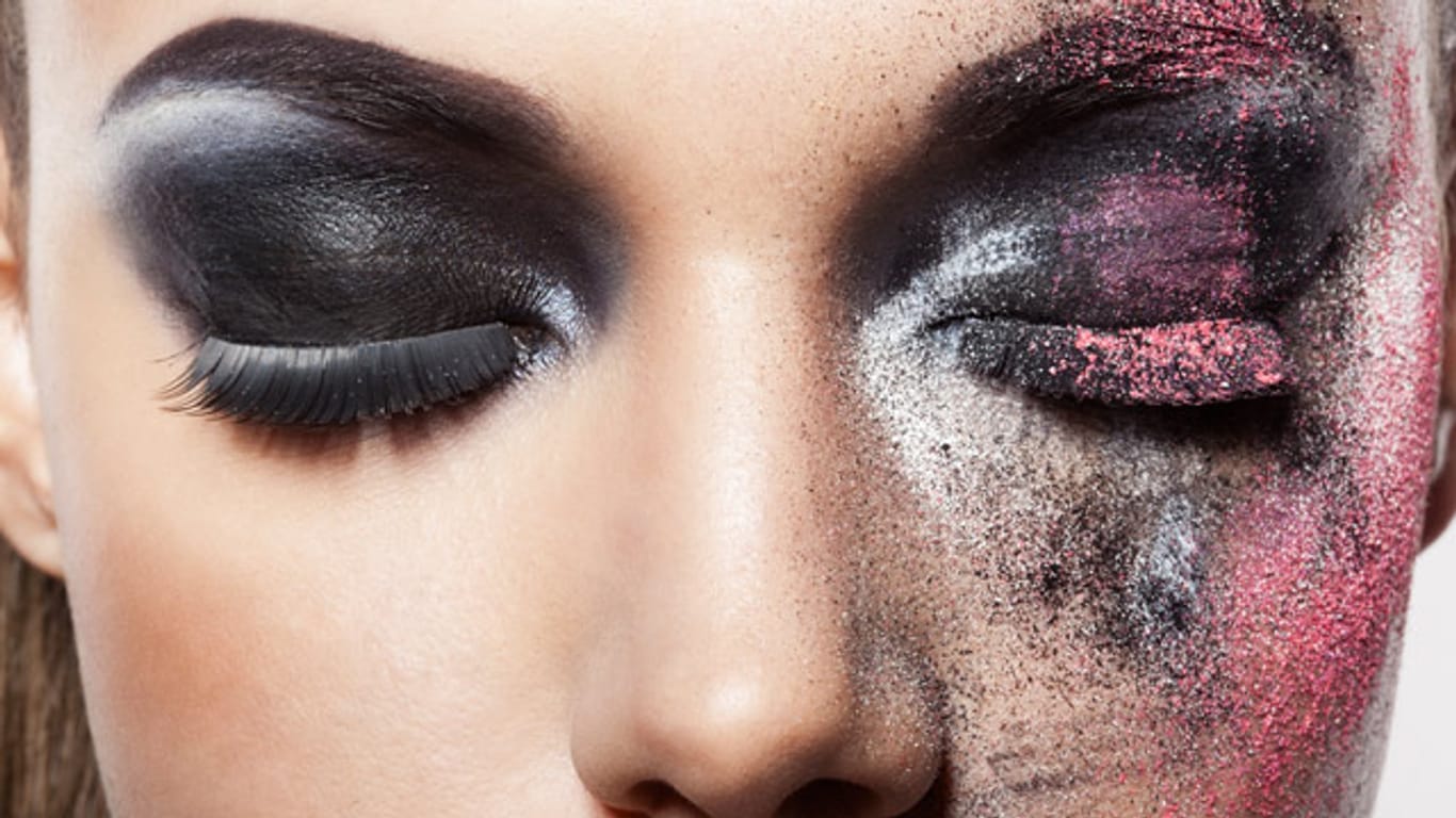 Beauty-Sünden: Zu viel Make-up schreckt Männer eher ab, als dass Frauen ihnen damit gefallen.
