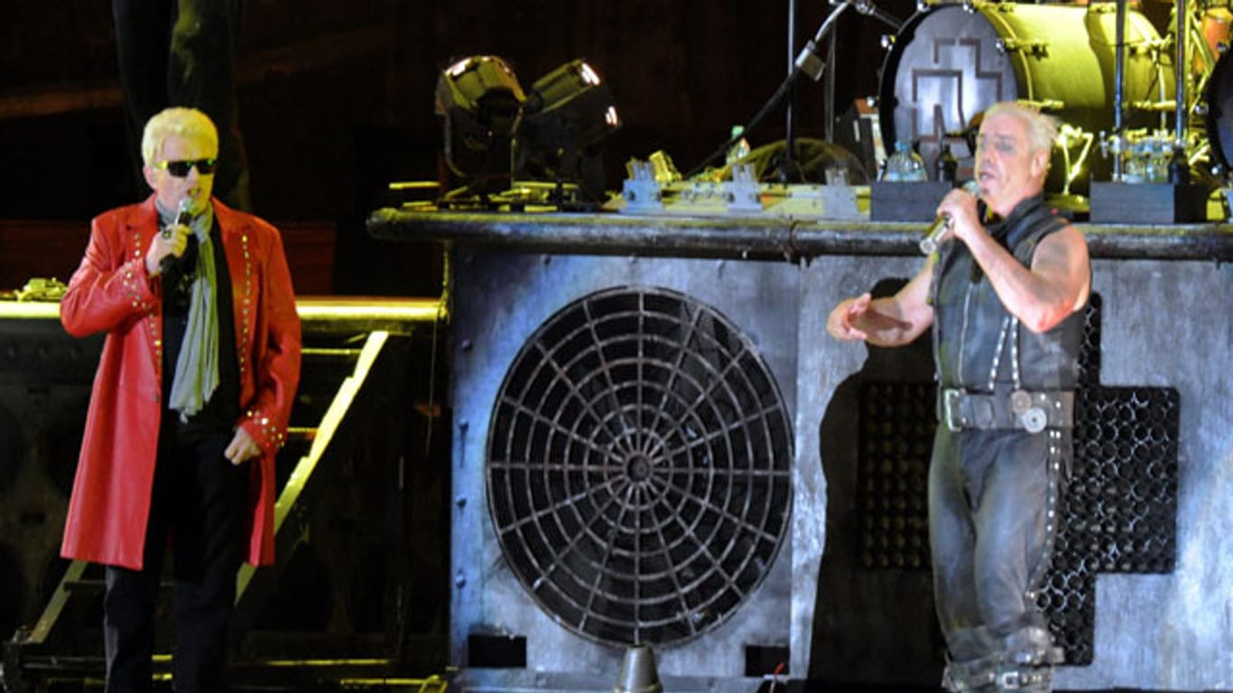 Heino zusammen mit Rammstein auf der Bühne des Wacken Open Air.