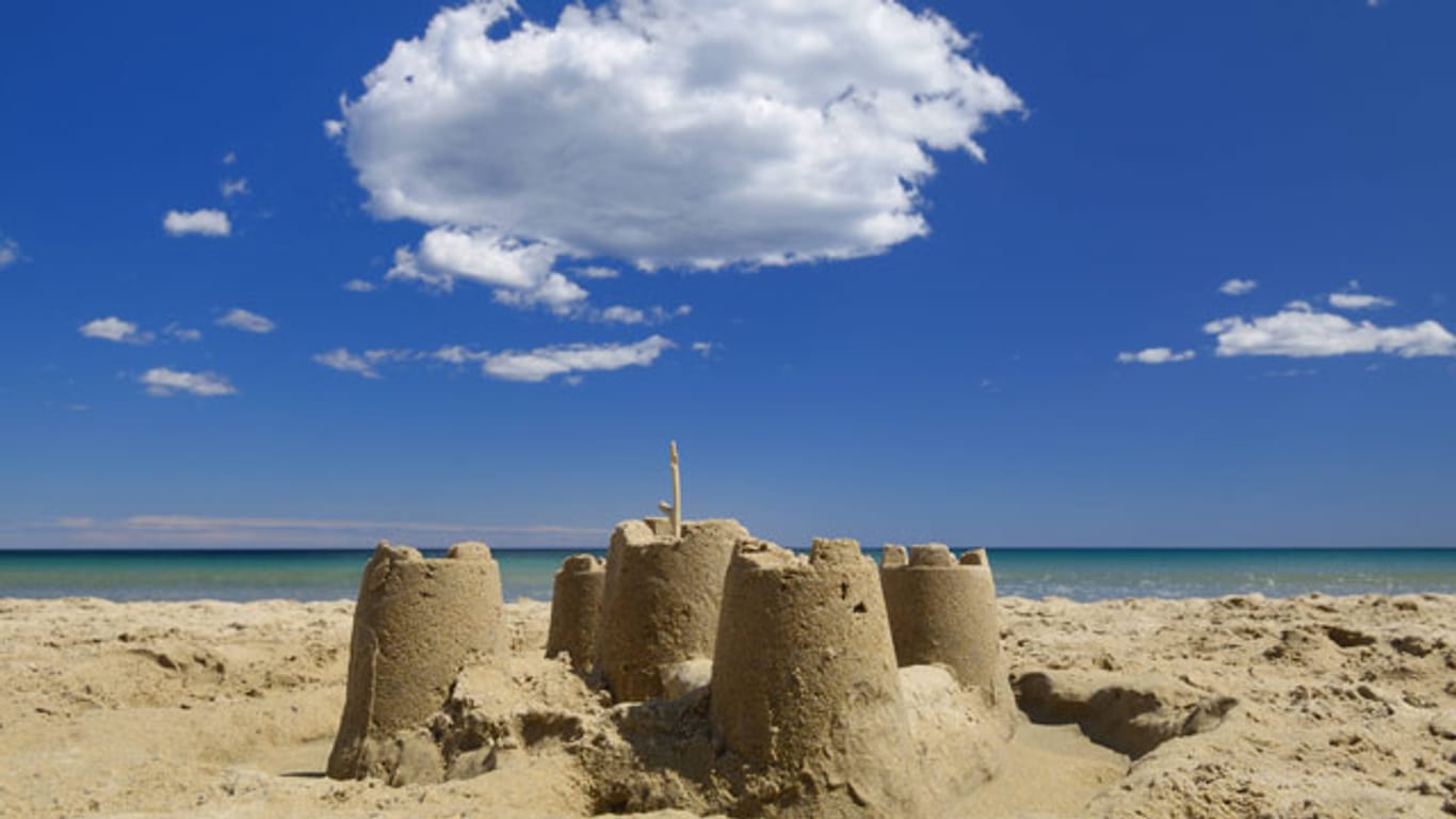 Ob die Burg zusammenhält, hängt von dem Mischungsverhältnis zwischen Sand und Wasser ab