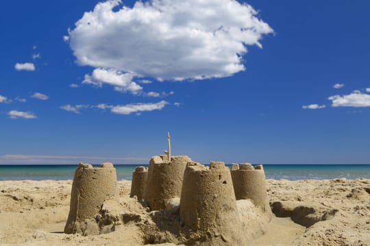 Ob die Burg zusammenhält, hängt von dem Mischungsverhältnis zwischen Sand und Wasser ab