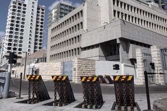 Die US-Botschaft in Tel Aviv ist zu einer Festung ausgebaut. Viele US-Vertretungen sind derzeit wegen neuer Terrordrohungen geschlossen