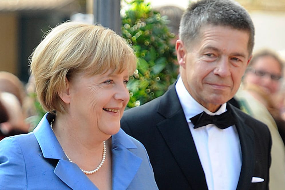 Privat im Wahlkampf: Bundeskanzlerin Angela Merkel und Joachim Sauer in Bayreuth (Richard-Wagner-Festspiele)