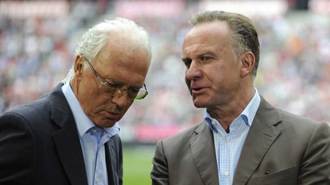 Karl-Heinz Rummenigge (re.) im Gespräch mit Franz Beckenbauer.