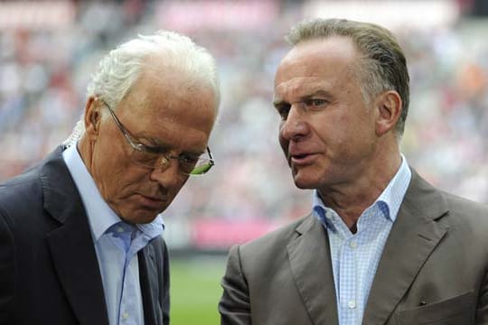 Karl-Heinz Rummenigge (re.) im Gespräch mit Franz Beckenbauer.
