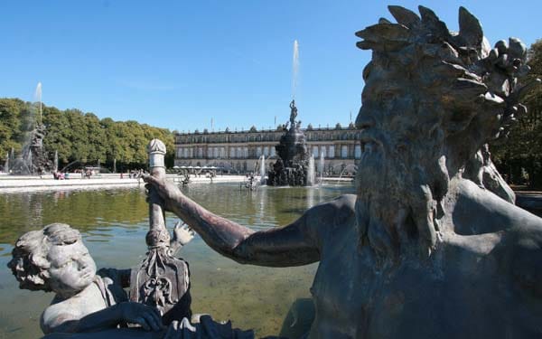 Abbild von Versailles: Auf Herrenchiemsee ließ König Ludwig II den Palast mit seinem Barockgarten errichten.