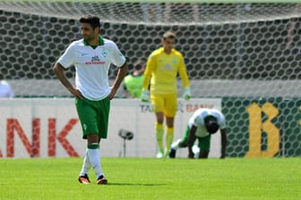 Die Werder-Profis sind nach einem Saarbrücker Treffer konsterniert.