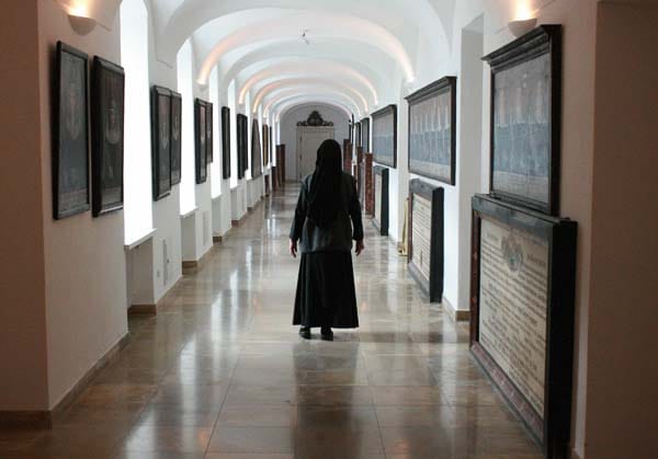 Ruhe und Besinnung hinter Klostermauern: 23 Benediktinerinnen leben heute im Kloster auf Frauenchiemsee.