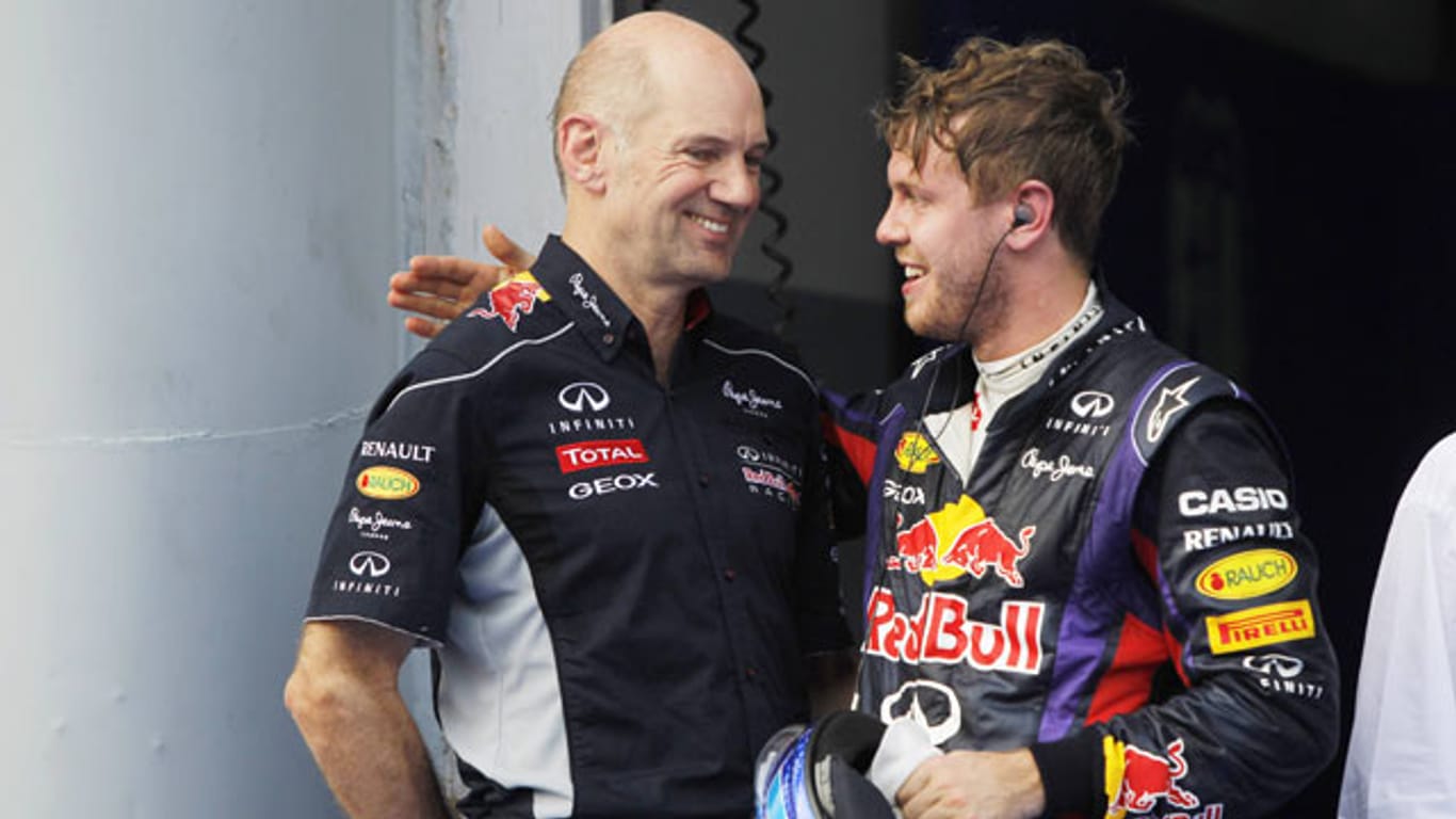 Sebastian Vettel (re.) weiß genau, bei wem er sich zu bedanken hat: bei Star-Ingenieur Adrian Newey.
